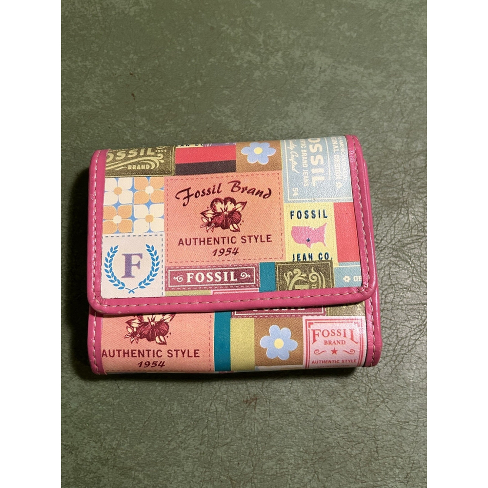 Fossil Vintage Series 1954 Style Trifold Wallet Pink Multicolor Patchwork Print
